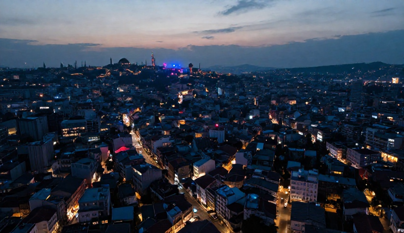 İstanbul gece vakti gökyüzü ve polis ışıklarıyla aydınlatılmış sokakların havadan çekilmiş görüntüsü